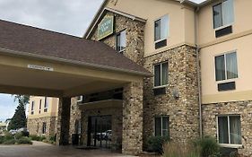 Countryview Inn & Suites